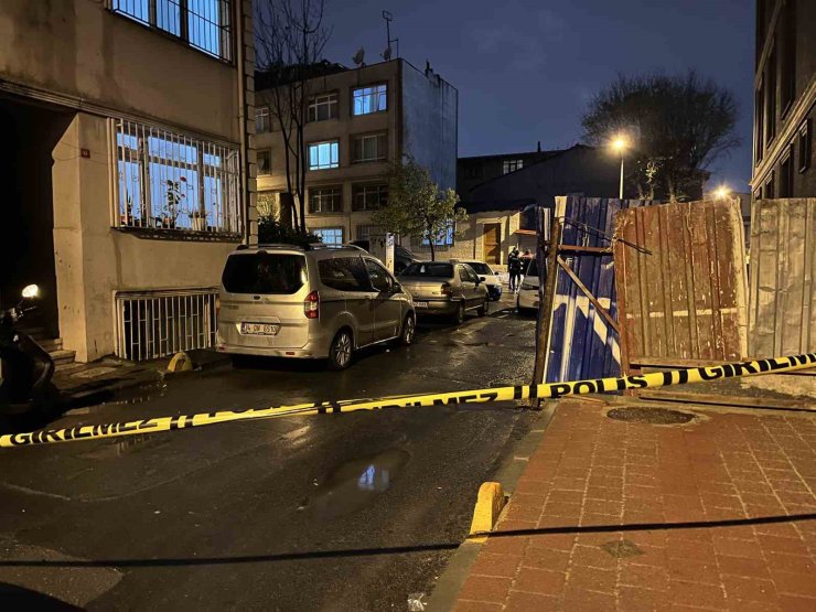 FATİH’TE TARTIŞTIĞI KİŞİYİ BIÇAKLA YARALAYAN ŞAHIS, POLİSE DE SALDIRMAK İSTEDİ