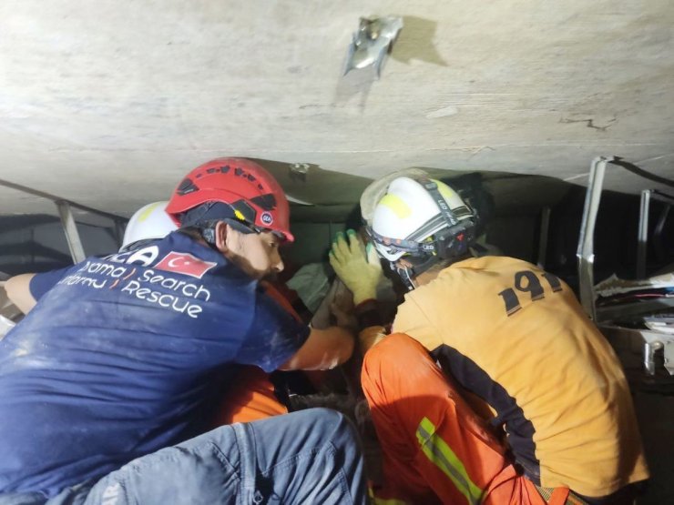 MYNMAR’DA ENKAZ ALTINDAN 2 KİŞİYİ KURTARAN GEA EKİBİ YURDA DÖNDÜ