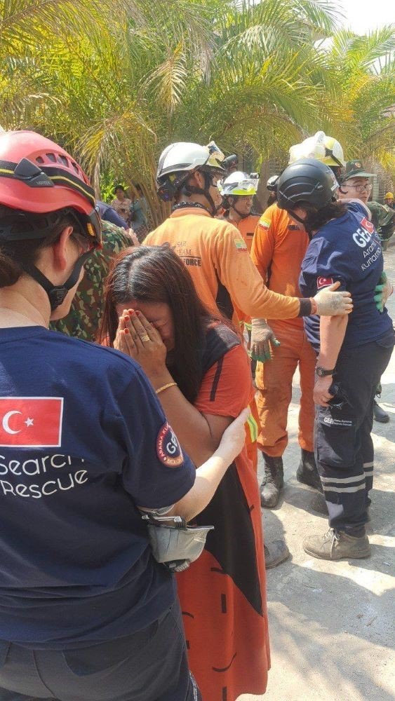 MYNMAR’DA ENKAZ ALTINDAN 2 KİŞİYİ KURTARAN GEA EKİBİ YURDA DÖNDÜ