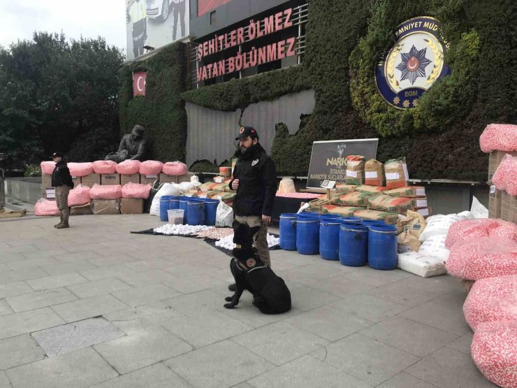 İÇİŞLERİ BAKANI YERLİKAYA’NIN AÇIKLADIĞI UYUŞTURUCU EMNİYETTE SERGİLENDİ