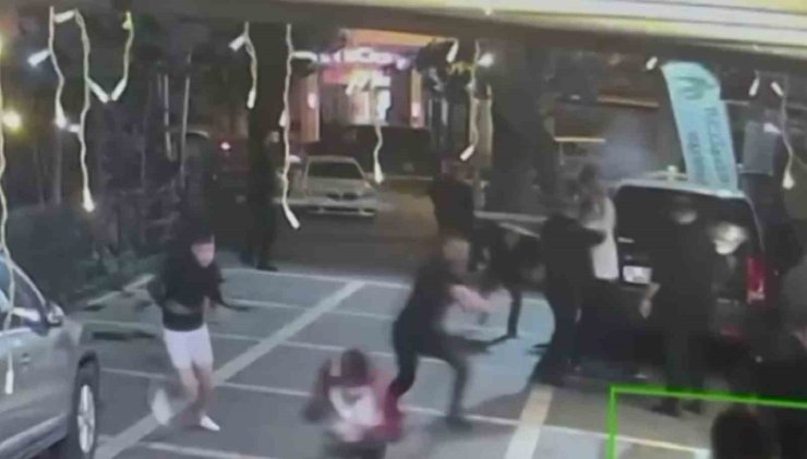 İSTANBUL’UN GÖBEĞİNDE GECE KULÜBÜ ÖNÜNDE SİLAHLI ÇATIŞMA KAMERADA: 1 ÖLÜ, 1 YARALI