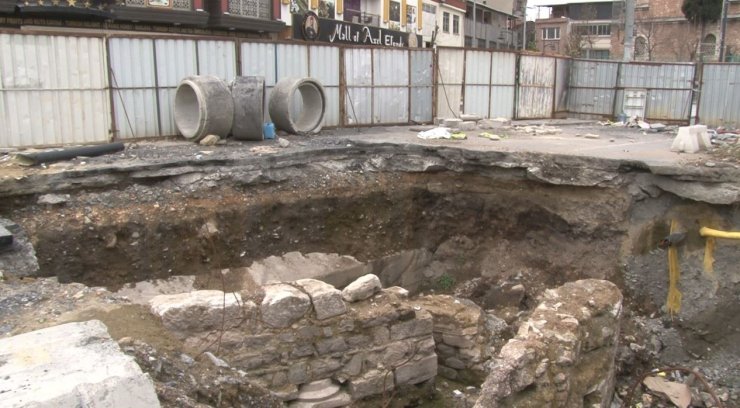 EMİNÖNÜ’NDE İBB’NİN 6 YILDIR BİTMEYEN YOL ÇALIŞMASI ÇİLEYE DÖNÜŞTÜ