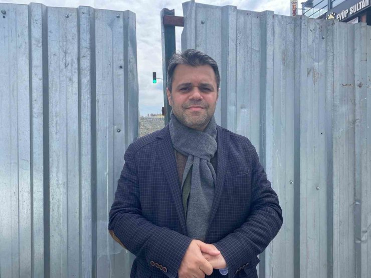 EMİNÖNÜ’NDE İBB’NİN 6 YILDIR BİTMEYEN YOL ÇALIŞMASI ÇİLEYE DÖNÜŞTÜ