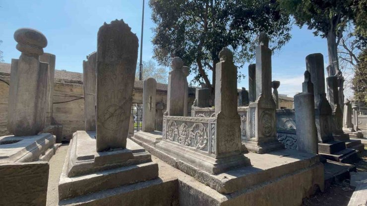 ŞEHZADEBAŞI CAMİİ HAZİRESİ ESKİ GÜNLERİNE DÖNMEYİ BEKLİYOR