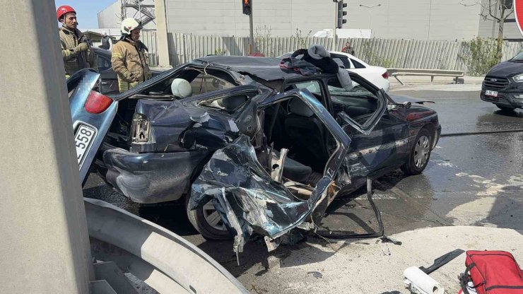 ARNAVUTKÖY’DE İLGİNÇ KAZA: KENDİSİNE YEŞİL YANDIĞINI DÜŞÜNEN SÜRÜCÜ YOLA ATLADI, 2 YARALI