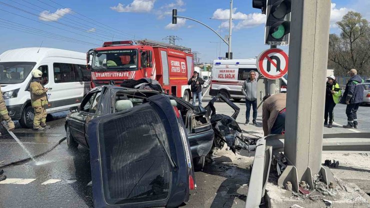 ARNAVUTKÖY’DE İLGİNÇ KAZA: KENDİSİNE YEŞİL YANDIĞINI DÜŞÜNEN SÜRÜCÜ YOLA ATLADI, 2 YARALI