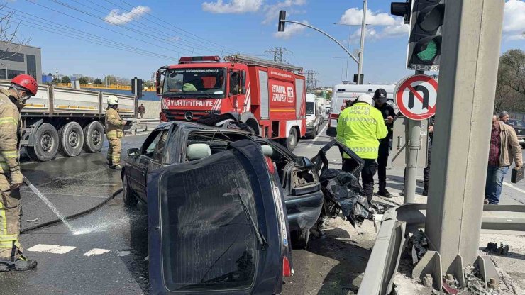 ARNAVUTKÖY’DE İLGİNÇ KAZA: KENDİSİNE YEŞİL YANDIĞINI DÜŞÜNEN SÜRÜCÜ YOLA ATLADI, 2 YARALI