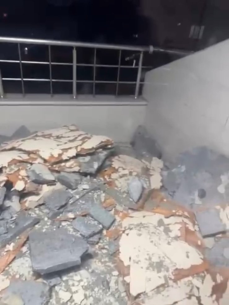 İSTANBUL’U LODOS VURDU: BEYOĞLU’NDA BİNA ÇÖKTÜ, KAĞITHANE’DE ÇATI UÇTU