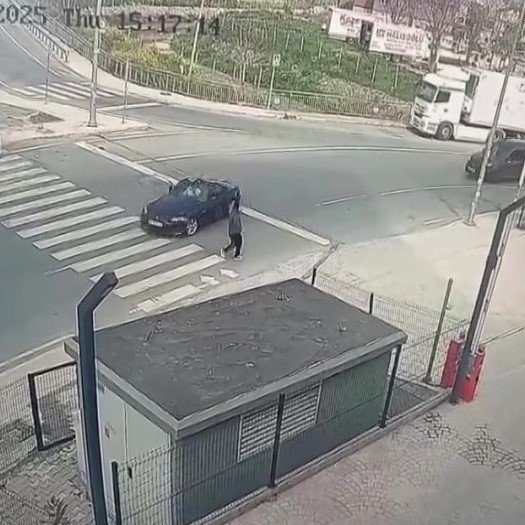 PENDİK’TE BİR SÜRÜCÜ, YAYA GEÇİDİNDEKİ KİŞİNİN ÜZERİNE OTOMOBİLİNİ SÜRDÜ
