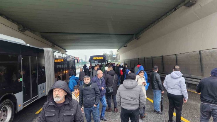 AVCILAR’DA METROBÜS BOZULDU, VATANDAŞLAR YOLDA KALDI