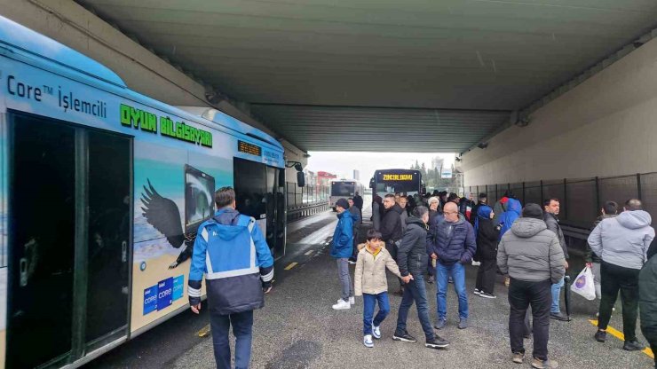 AVCILAR’DA METROBÜS BOZULDU, VATANDAŞLAR YOLDA KALDI