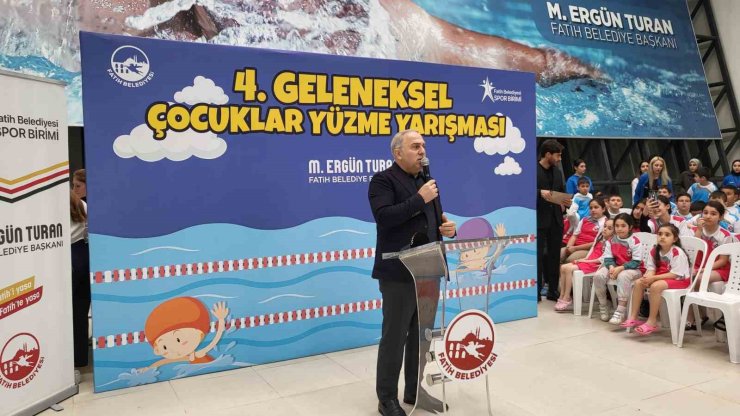 FATİH’TE 4. GELENEKSEL ÇOCUKLAR YÜZME YARIŞMASI DÜZENLENDİ