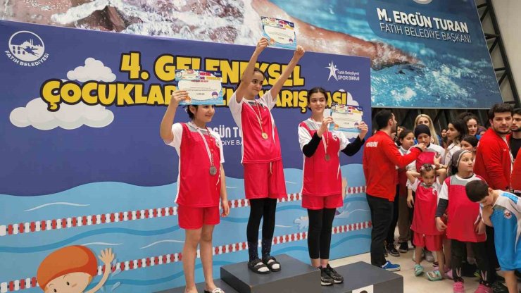 FATİH’TE 4. GELENEKSEL ÇOCUKLAR YÜZME YARIŞMASI DÜZENLENDİ