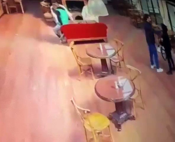 SOSYAL MEDYA FENOMENİ DANLA BİLİÇ’İ ESKİ SEVGİLİSİNİN DARP ETTİĞİ ANLAR KAMERADA