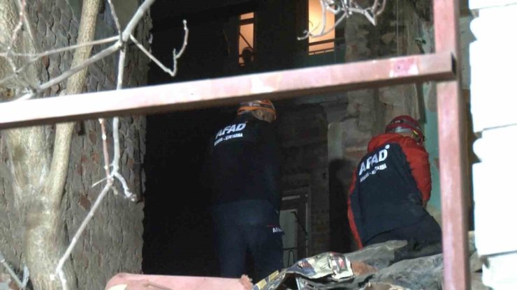 ŞİŞLİ’DE 2 KATLI BİNADA MEYDANA GELEN KISMİ ÇÖKME KORKUTTU