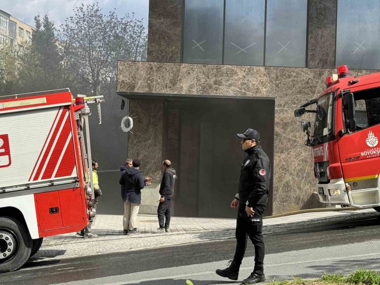 BEŞİKTAŞ’TA İŞÇİLERİN KALDIĞI OTEL İNŞAATINDA YANGIN PANİĞİ