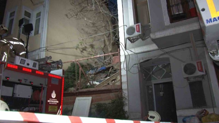 ŞİŞLİ’DE 2 KATLI BİNADA MEYDANA GELEN KISMİ ÇÖKME KORKUTTU