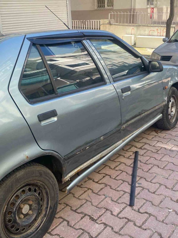 AVCILAR’DA PARK HALİNDEKİ 8 ARACA ÇARPAN SÜRÜCÜ KAÇTI