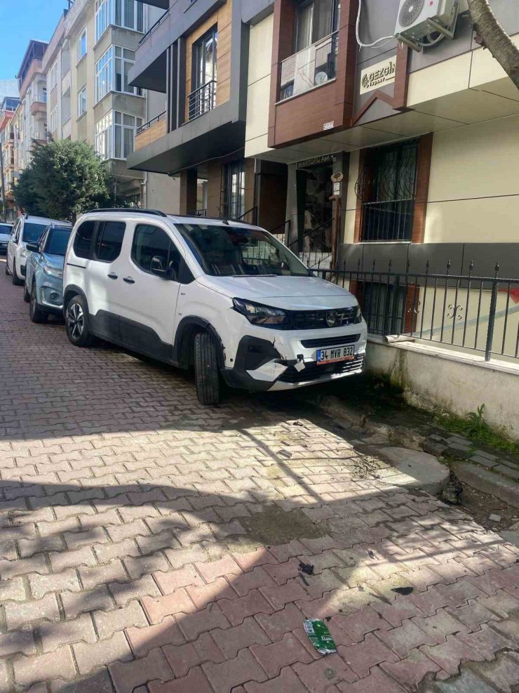 AVCILAR’DA PARK HALİNDEKİ 8 ARACA ÇARPAN SÜRÜCÜ KAÇTI