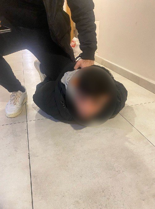 KADIKÖY’DE İŞ YERİNE KURŞUN YAĞDIRIP VİDEO ÇEKTİLER: 5 ŞÜPHELİ YAKALANDI