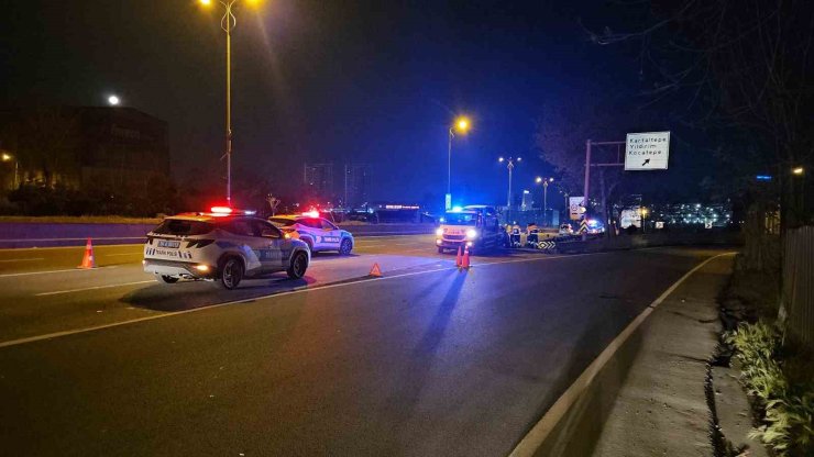 BAYRAMPAŞA’DA 2 ARACIN KARIŞTIĞI KAZA ALANINA BAŞKA BİR ARAÇ DALDI: 2 ÖLÜ, 4 YARALI