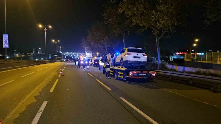 BAYRAMPAŞA’DA 2 ARACIN KARIŞTIĞI KAZA ALANINA BAŞKA BİR ARAÇ DALDI: 2 ÖLÜ, 4 YARALI