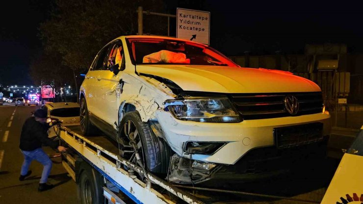 BAYRAMPAŞA’DA 2 ARACIN KARIŞTIĞI KAZA ALANINA BAŞKA BİR ARAÇ DALDI: 2 ÖLÜ, 4 YARALI