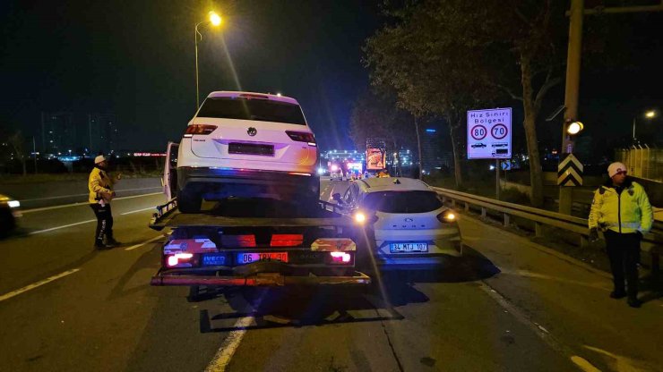 BAYRAMPAŞA’DA 2 ARACIN KARIŞTIĞI KAZA ALANINA BAŞKA BİR ARAÇ DALDI: 2 ÖLÜ, 4 YARALI