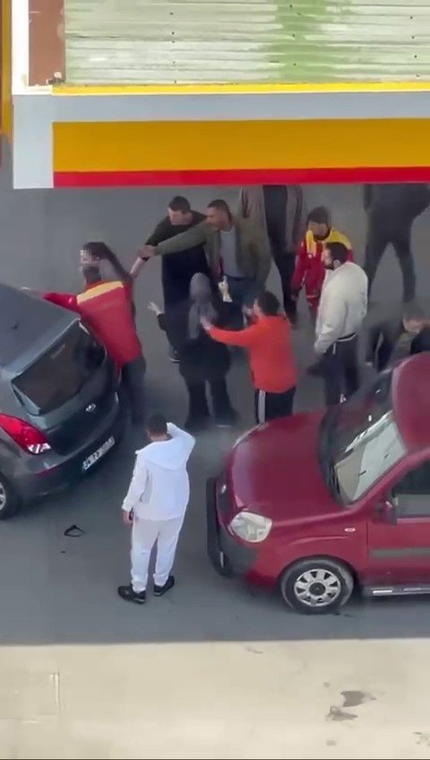 KÜÇÜKÇEKMECE’DE AKARYAKIT İSTASYONUNDA SIRA KAVGASI KAMERADA