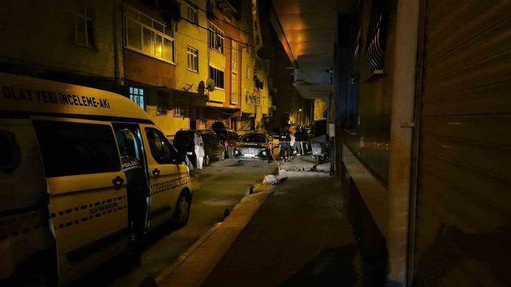 KÜÇÜKÇEKMECE’DE MOTOSİKLETLİ İKİ KİŞİ EVİ KURŞUNLADI