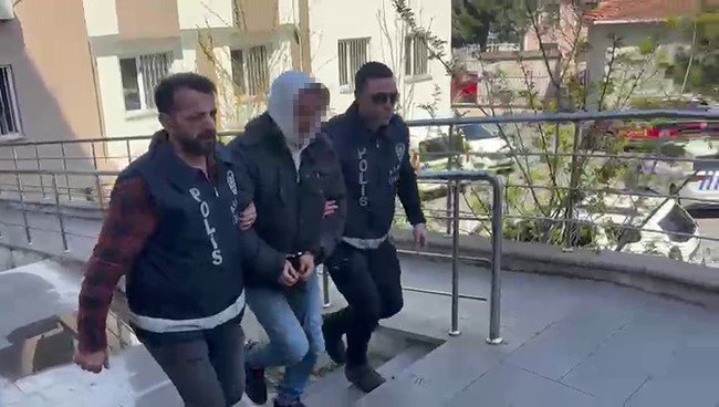 ÜSKÜDAR’DA KOMŞU CİNAYETİ: ŞÜPHELİ ADLİYEYE SEVK EDİLDİ