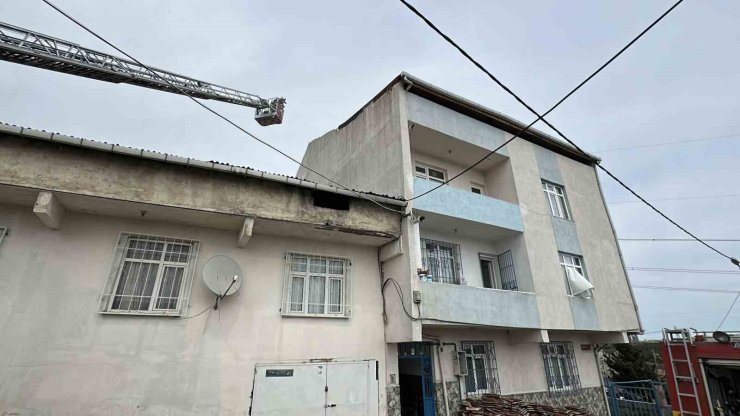 BAŞAKŞEHİR’DE TADİLAT YAPILAN ÇATI ALEV ALEV YANDI