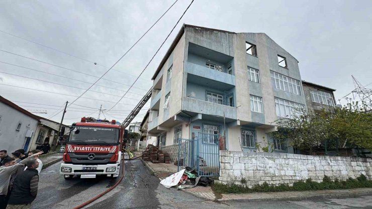 BAŞAKŞEHİR’DE TADİLAT YAPILAN ÇATI ALEV ALEV YANDI
