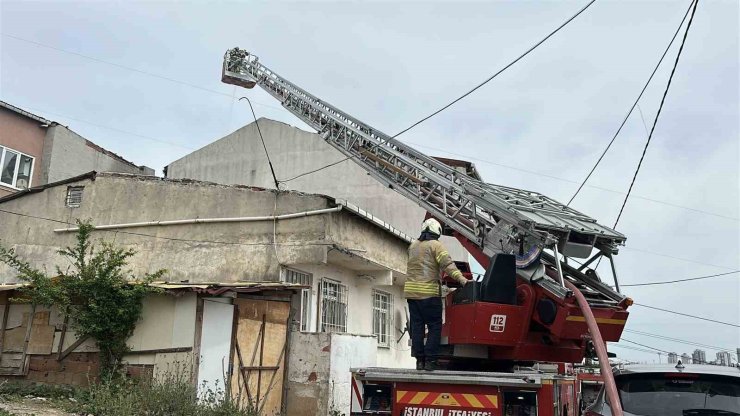 BAŞAKŞEHİR’DE TADİLAT YAPILAN ÇATI ALEV ALEV YANDI