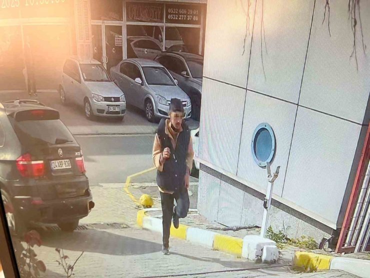 BAĞCILAR’DA OTO GALERİYE EL BOMBALI SALDIRI