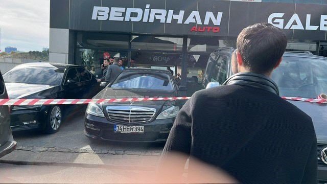 BAĞCILAR’DA OTO GALERİYE EL BOMBALI SALDIRI