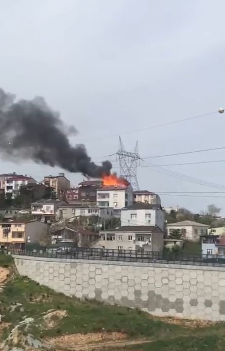 BAŞAKŞEHİR’DE TADİLAT YAPILAN ÇATI ALEV ALEV YANDI