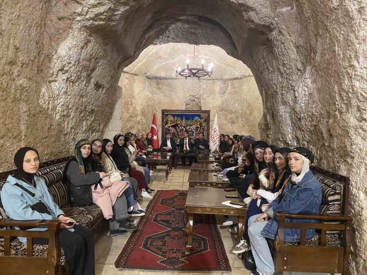 GENÇLER ŞANLIURFA’DA ŞAİR NABİ’NİN İZİNİ SÜRDÜ