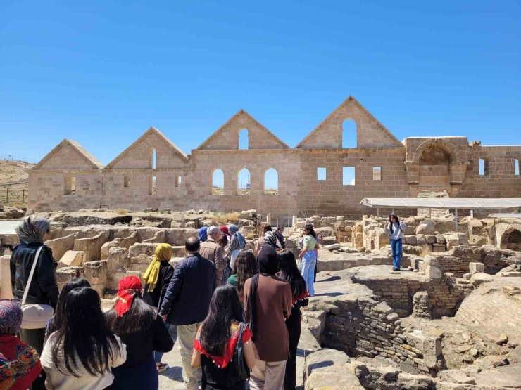 GENÇLER ŞANLIURFA’DA ŞAİR NABİ’NİN İZİNİ SÜRDÜ