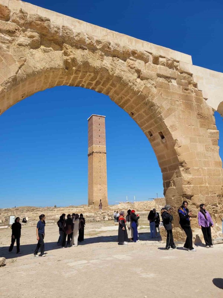 GENÇLER ŞANLIURFA’DA ŞAİR NABİ’NİN İZİNİ SÜRDÜ