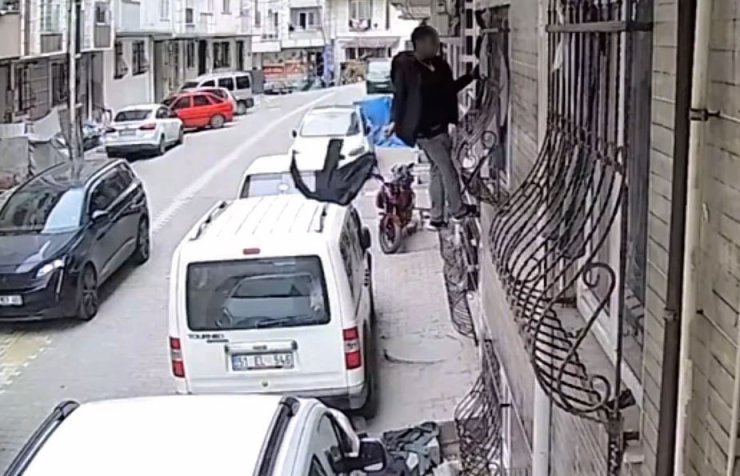CAMA TIRMANDI, KURUMASI İÇİN ASILAN ÇAMAŞIRLARI ÇALDI; O ANLAR KAMERADA