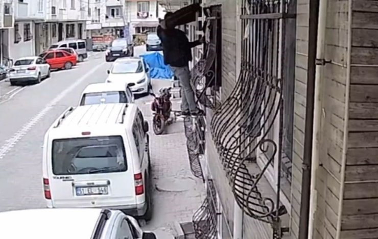 CAMA TIRMANDI, KURUMASI İÇİN ASILAN ÇAMAŞIRLARI ÇALDI; O ANLAR KAMERADA