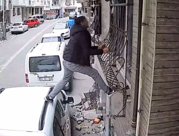 CAMA TIRMANDI, KURUMASI İÇİN ASILAN ÇAMAŞIRLARI ÇALDI; O ANLAR KAMERADA