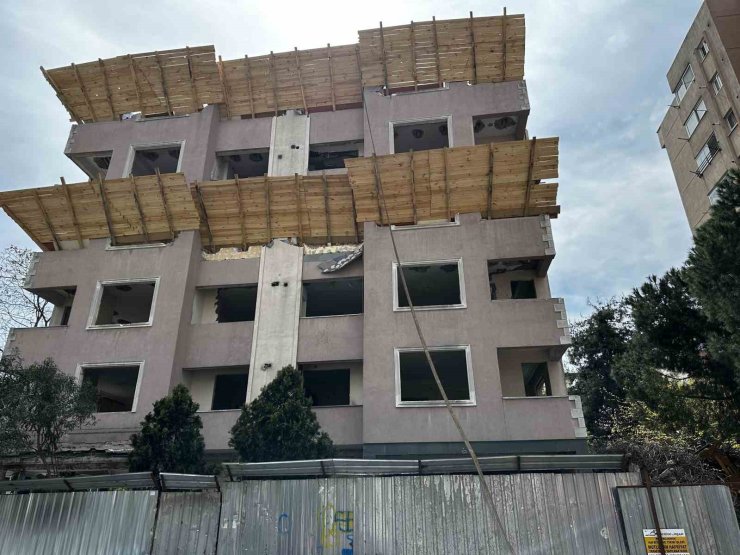 KADIKÖY’DE KORKUTAN KAZA: KEPÇE OPERATÖRÜ BİNANIN 5’İNCİ KATINDAN DÜŞTÜ