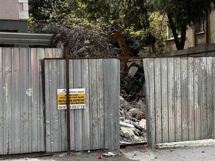KADIKÖY’DE KORKUTAN KAZA: KEPÇE OPERATÖRÜ BİNANIN 5’İNCİ KATINDAN DÜŞTÜ