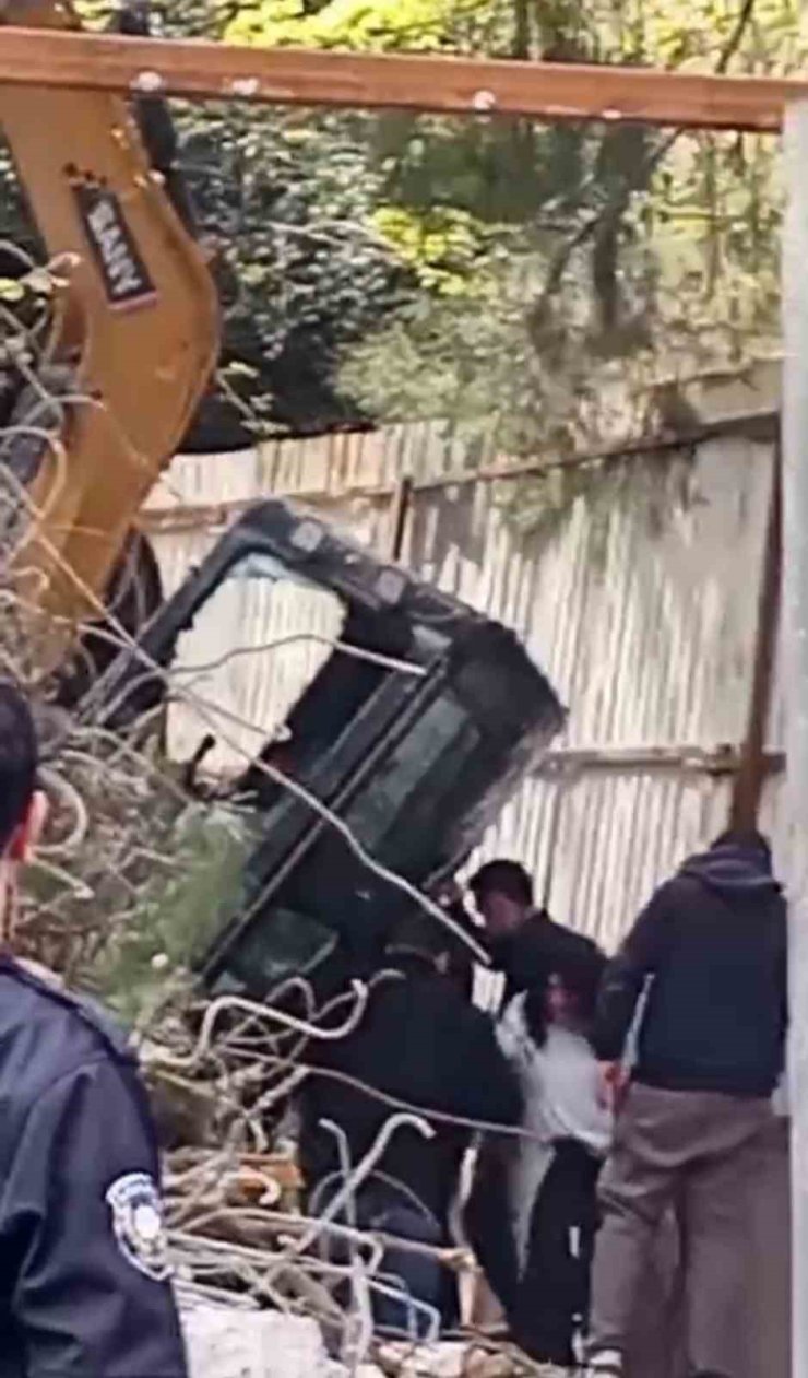KADIKÖY’DE KORKUTAN KAZA: KEPÇE OPERATÖRÜ BİNANIN 5’İNCİ KATINDAN DÜŞTÜ