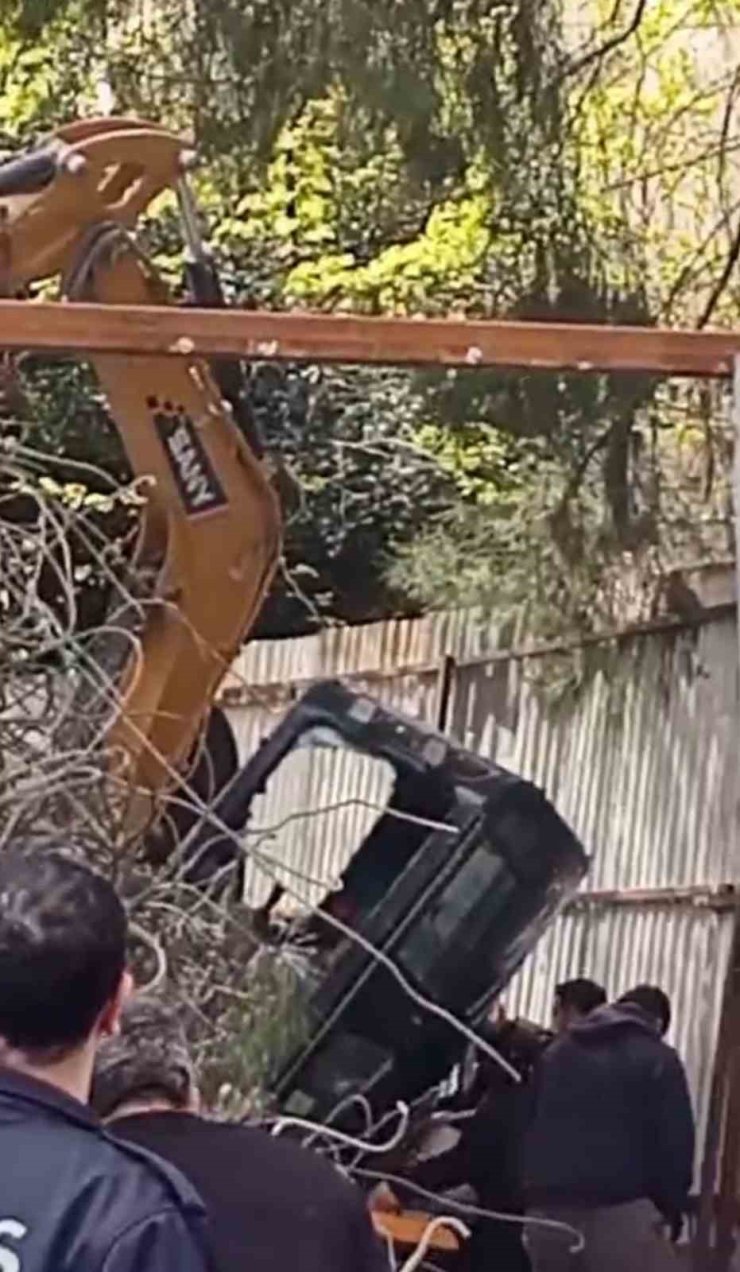 KADIKÖY’DE KORKUTAN KAZA: KEPÇE OPERATÖRÜ BİNANIN 5’İNCİ KATINDAN DÜŞTÜ