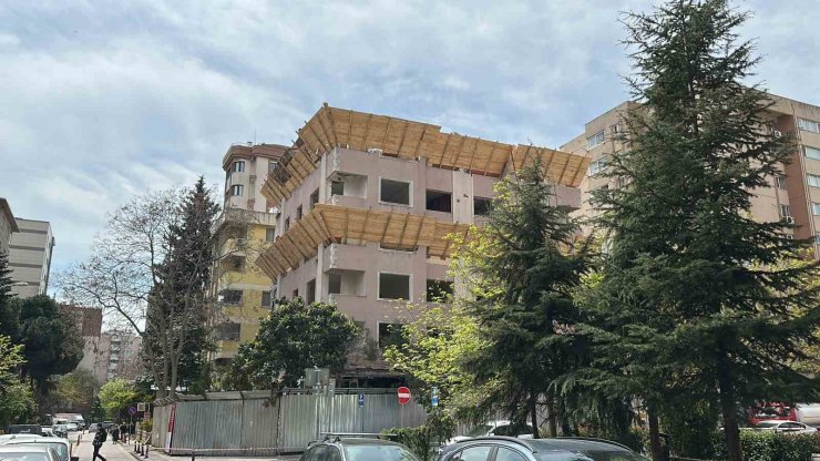 KADIKÖY’DE KORKUTAN KAZA: KEPÇE OPERATÖRÜ BİNANIN 5’İNCİ KATINDAN DÜŞTÜ