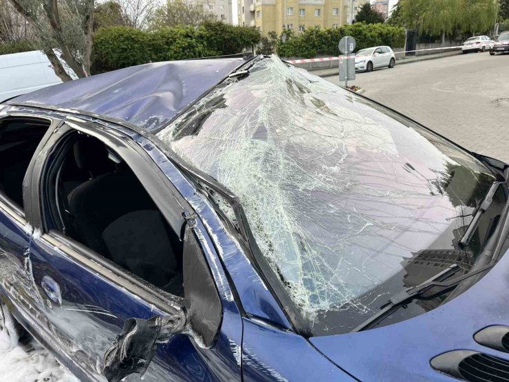 KÜÇÜKÇEKMECE’DE DUBALARA ÇARPAN ARAÇ TAKLA ATTI