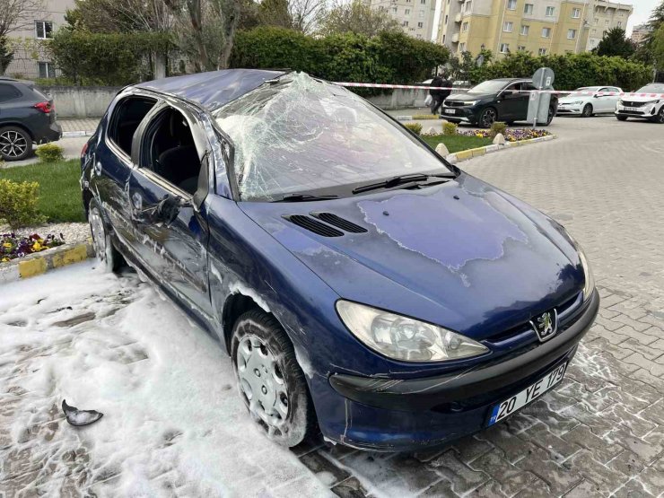 KÜÇÜKÇEKMECE’DE DUBALARA ÇARPAN ARAÇ TAKLA ATTI